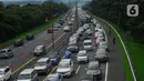 Petugas kepolisian menerapkan kebijakan rekayasa arus lalu lintas baik menuju Puncak maupun sebaliknya secara situasional. (merdeka.com/Arie Basuki)