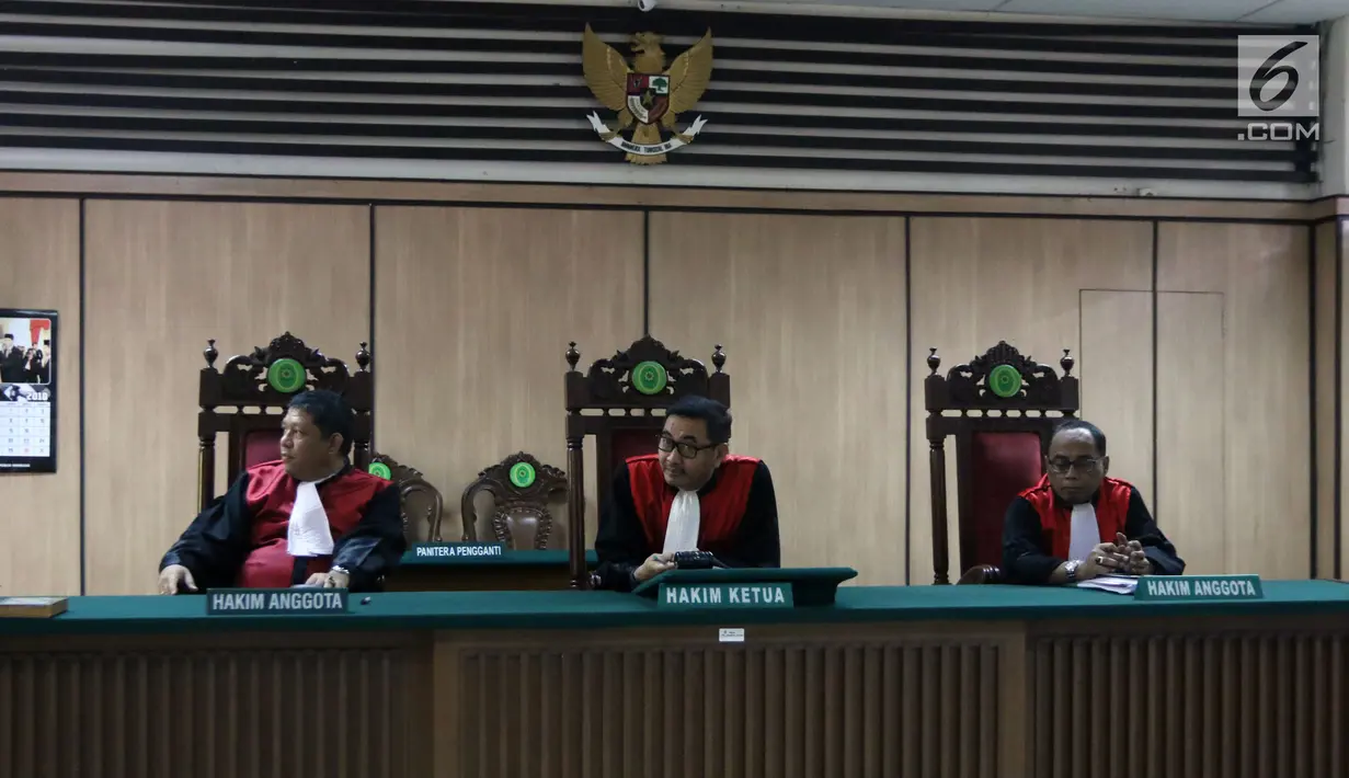 Ketua Majelis Hakim Sutadji memimpin sidang gugatan cerai yang dilayangkan Basuki Tjahaja Purnama atau Ahok di PN Jakarta Utara, Rabu (7/3). Pada sidang ini, kuasa hukum Ahok juga membawa bukti tambahan berupa surat. (Liputan6.com/Arya Manggala)