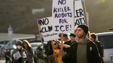 Pengunjuk rasa melakukan aksi demonstrasi di luar konferensi OpenAI DevDay 2026 di San Francisco, Amerika Serikat, Selasa (29/9/2026). (AP Photo/Jeff Chiu)