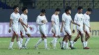Timnas Indonesia U-17 kalah dari Malaysia U-17 dalam laga kedua Grup A Piala AFF U-17 2026 di Stadion Gelora Joko Samudro, Gresik, Kamis (16/4/2026) malam WIB. (Bola.com/Muhammad Iqbal Ichsan)