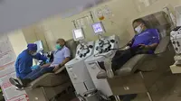 Penyintas COVID-19 melakukan donor plasma konvalesen di PMI DKI Jakarta, Selasa (19/1/2021). Sebanyak 307 penyintas COVID-19 per 1 hingga 15 Januari 2021 telah mendonorkan plasma konvalesen. (Liputan6.com/Herman Zakharia)