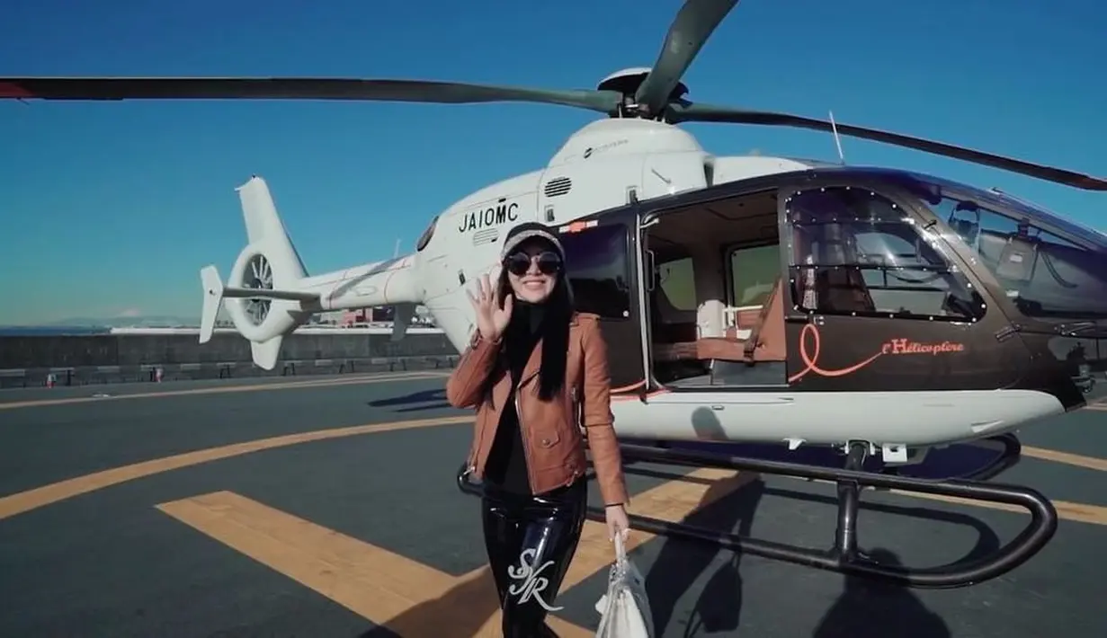 Apalagi selama ini, masih banyak masyarakat yang bertanya-tanya terkait sumber penghasilan selama ini. Tidak hanya nyanyi, tapi juga bisnis dan endorse di media sosial. (Instagram/princessyahrini)