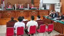 Terdakwa kasus merintangi penyidikan atau 'obstruction of justice' pembunuhan berencana terhadap Brigadir Nopriansyah Yosua Hutabarat atau Brigadir J, Irfan Widyanto mendengarkan keterangan saksi dalam sidang lanjutan di PN Jakarta Selatan, Kamis (10/11/2022). JPU menghadirkan tujuh orang saksi dalam sidang lanjutan dengan terdakwa Irfan Widyanto. (Liputan6.com/Angga Yuniar)