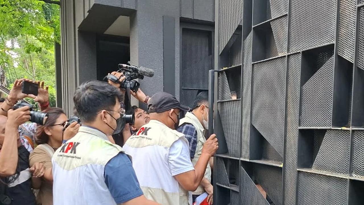 Rumah Silmy Karim Digeledah KPK, Brimob Bersenjata Lengkap Diterjunkan