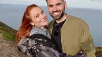 Lindsay Lohan (kiri) dan Bader Shammas (kanan) di unggahan Instagram pribadi Lohan untuk merayakan anniversary mereka yang ke-1 tahun. (dok. Tangkapan layar Instagram @lindsaylohan/https://www.instagram.com/p/CqlbG5LBfDS//Farel Gerald)