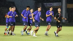 Pemain Filipina melakukan latihan resmi jelang laga terakhir Grup B Piala AFF 2024 melawan Timnas Indonesia di Stadion Sriwedari, Solo, Jawa Tengah, Jumat (20/12/2024). (Bola.com/Abdul Aziz)
