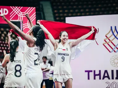 Timnas basket 3x3 putri Indonesia berhasil mengukir sejarah di SEA Games 2025. Untuk pertama kalinya Indonesia merebut medali emas. Agustin Gradita Retong dan kawan-kawan menjadi juara usai menang 20-18 atas tuan rumah Thailand di laga final yang berlangsung di Stadion Nimibutr, Bangkok, Kamis (11/12/2025) petang WIB. (Dok. Perbasi/Ariya Kurniawan)