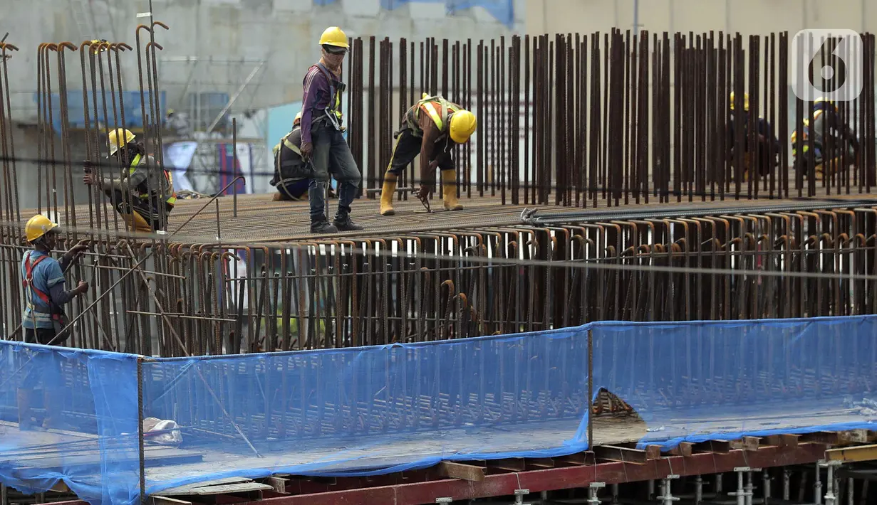 Para pekerja menyelesaikan proyek Tol Becakayu di Jalan Ahmad Yani, Senin (26/10/2020). Menteri Ketenagakerjaan Ida Fauziyah mengatakan bantuan subsidi gaji BPJS Ketenagakerjaan gelombang kedua akan cair pada awal November 2020. (Liputan6.com/Johan Tallo)
