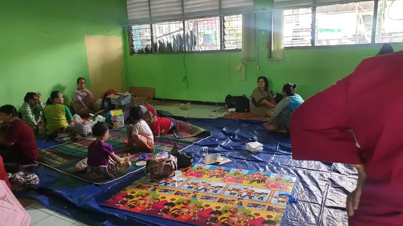 Warga Kebon Pala, Kampung Melayu, Jakarta Timur mengungsi karena banjir.