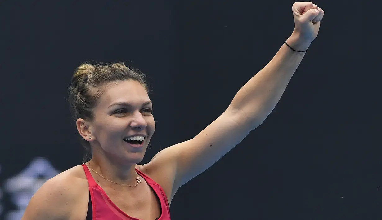 Petenis Rumania, Simona Halep merayakan kemenangan atas Jelena Ostapenko (Latvia) pada semifinal China Terbuka 2017, Sabtu (7/1). Atas kemenangan ini, Halep berhasil merebut takhta peringkat 1 dunia petenis wanita dari Garbine Muguruza. (GREG BAKER / AFP)