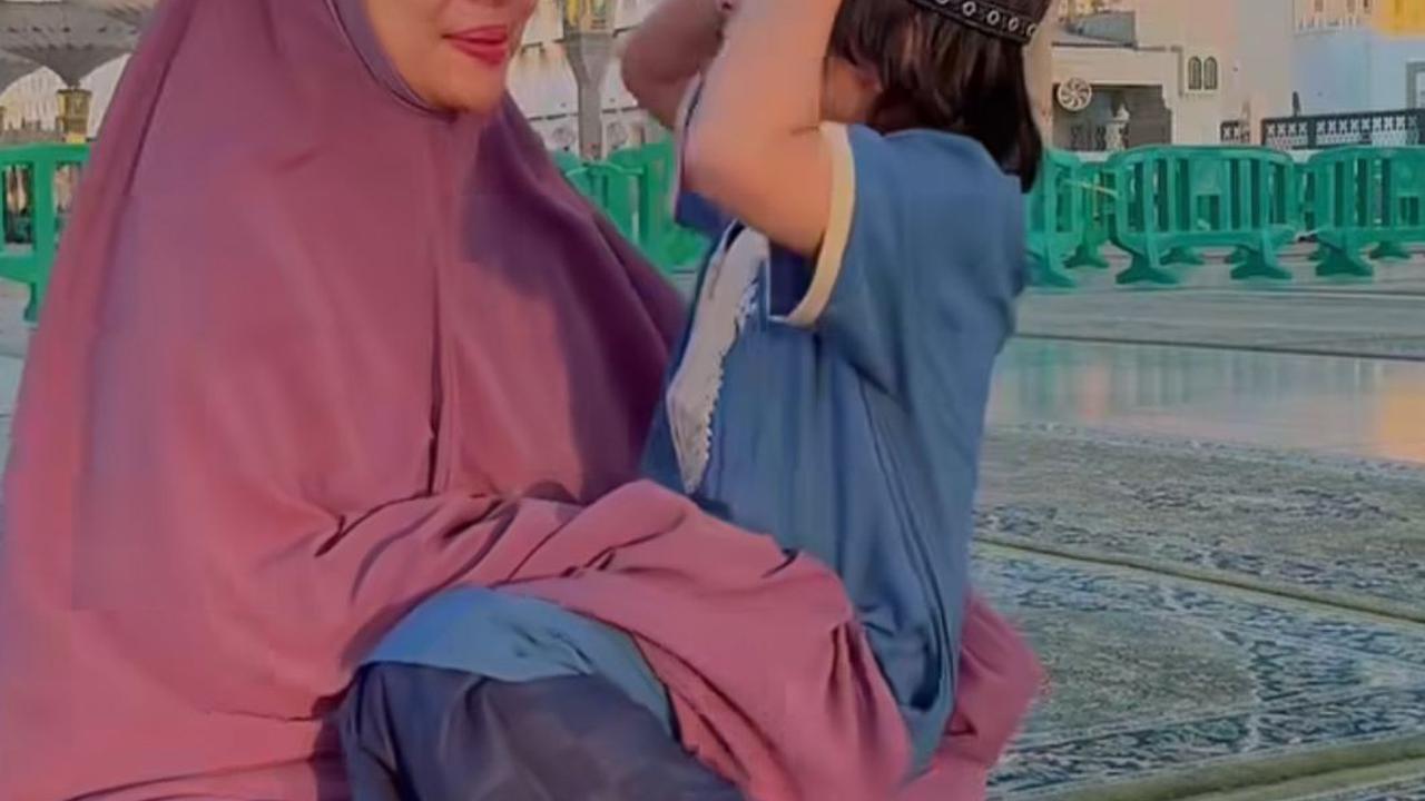 5 Potret Hijrah Modis Chikita Meidy Selama di Tanah Suci, Gaya Busananya Jadi Inspirasi Lebaran 2025