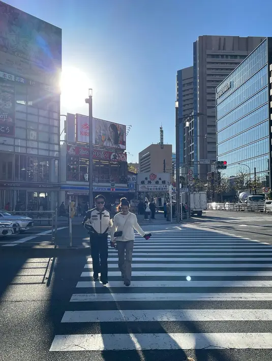 Bisa jadi inspirasi outfit couple, bagaimana menurutmu Sahabat Fimela?  [@jefrinichol]