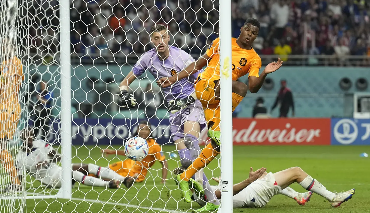 Di babak kedua, Amerika Serikat mampu memperkecil skor menjadi 1-2 pada menit ke-76 melalui gol Haji Wright. Gol berawal dari umpan silang mendatar yang dikirimkan Christian Pulisic dan memantul mengenai kaki Haji Wright dan menghasilkan bola lambung yang tak mampu dijangkau kiper Andries Noppert. (AP/Francsico Seco)