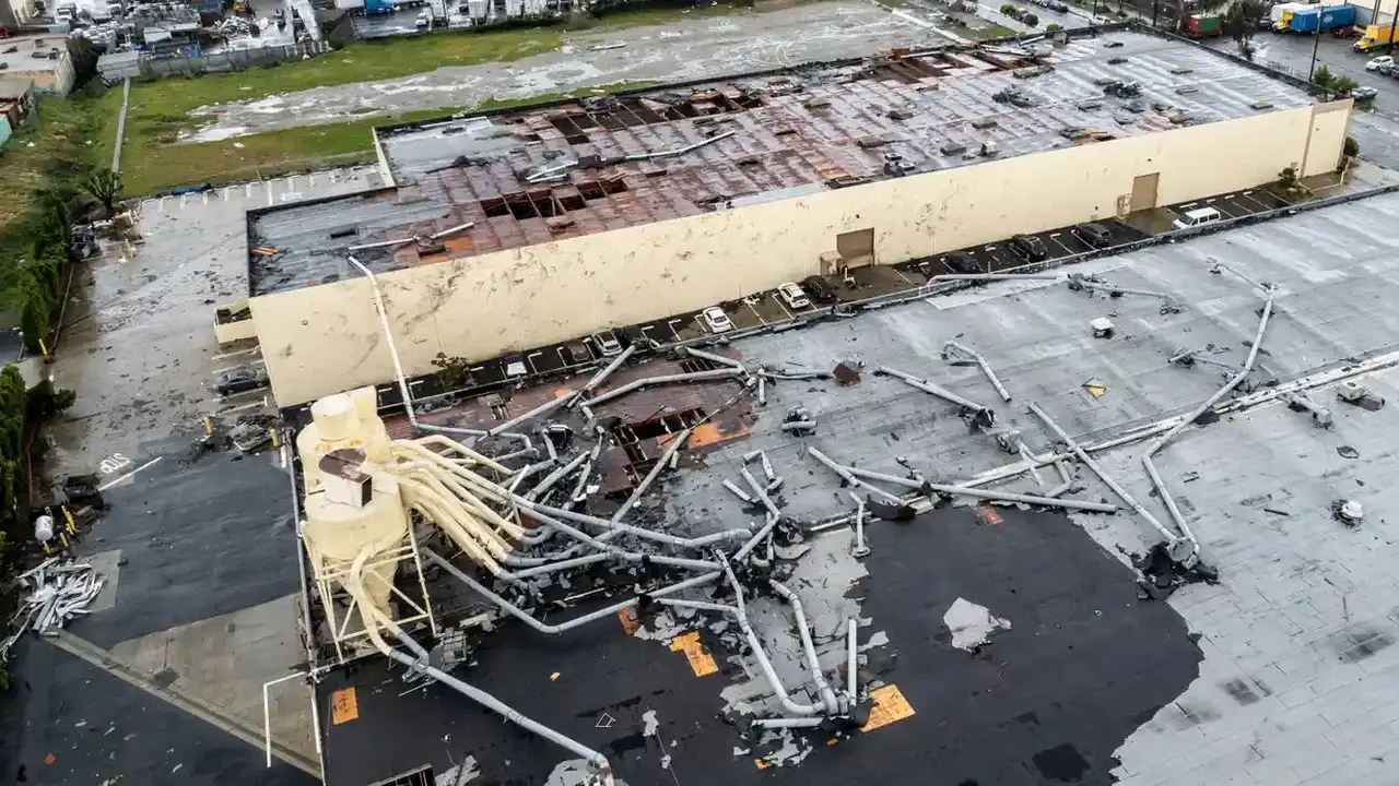 Kerusakan bangunan terlihat pada hari Rabu di Montebello, California, setelah tornado.