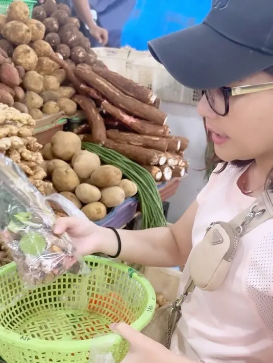 Meski bisa minta tolong asisten, Prilly Latuconsina memilih belanja sayur ke pasar sendiri.  Tampak, bintang film Danur itu memilih sayuran. [Instagram/prillylatuconsina96]