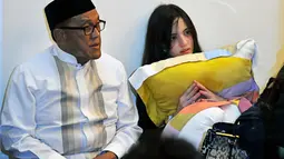 Mertua Nia, Aburizal Bakrie pun bertandang ke rumah besannya dan menemani menantunya (Liputan6.com/Johan Tallo)  
