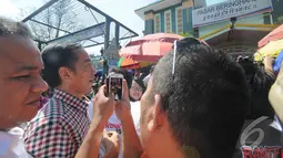 Sebelum menggelar makan siang bersama Sultan, Jokowi 'blusukan' menyapa warga di Pasar Beringharjo, Yogayakrta, Senin (2/6/2014) (Liputan6.com/Herman Zakharia).