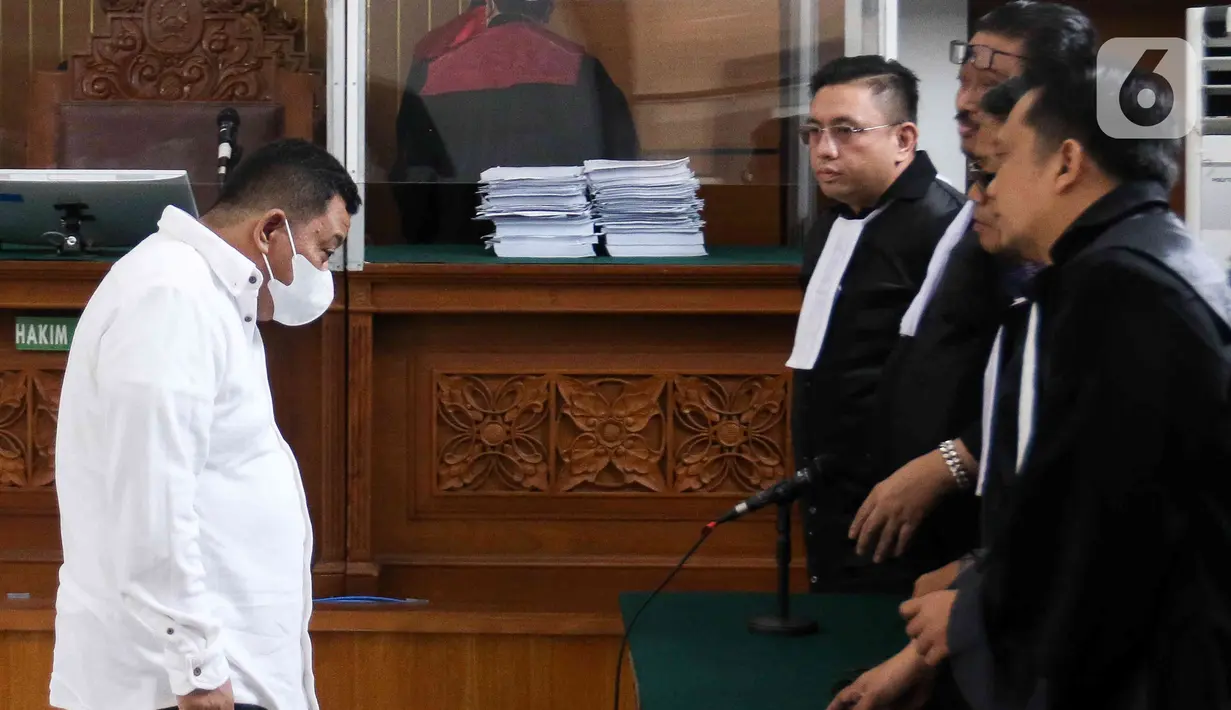 Terdakwa kasus pembunuhan Brigadir Yosua, Kuat Ma'ruf berbincang dengan tim kuasa hukum seusai menjalani sidang dengan agenda pembacaan vonis dari majelis hakim di PN Jakarta Selatan, Selasa (14/2/2023). Pembunuhan ini dilatarbelakangi oleh pernyataan Putri Candrawathi yang mengaku telah dilecehkan oleh Brigadir J di rumah Ferdy Sambo di Magelang, Jawa Tengah, pada 7 Juli 2022. (Liputan6.com/Herman Zakharia)