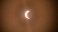 Bulan bergerak di depan matahari selama gerhana matahari cincin (Annular Solar Eclipse) yang terlihat dari Kathmandu, Nepal Minggu (21/6/2020). Sebagian penduduk Bumi bisa menyaksikan fenomena langka, Gerhana Matahari Cincin. (PRAKASH MATHEMA / AFP)