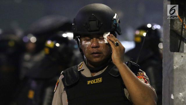 Melihat Perjuangan Aparat Kepolisian Halau Aksi Massa Anarkis