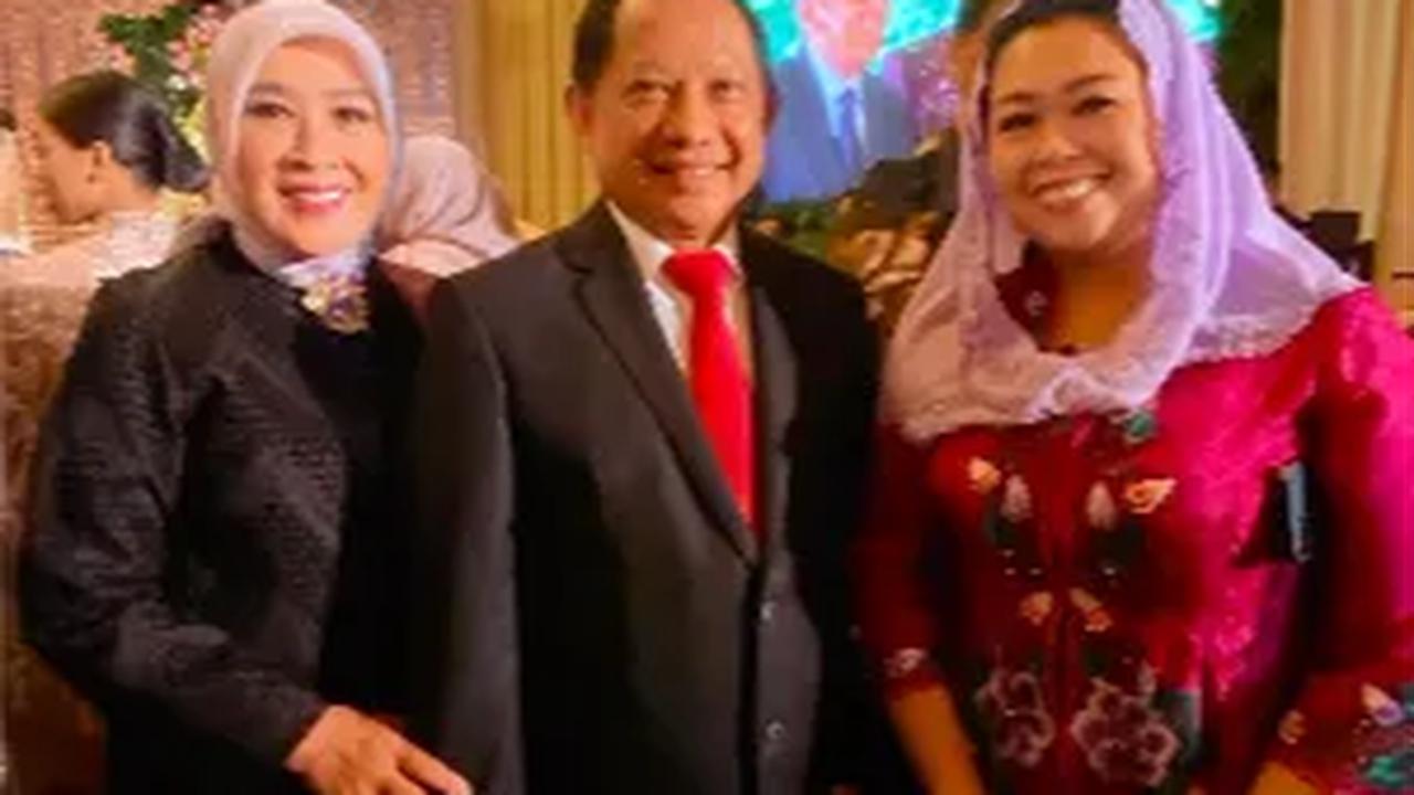 Terlihat hadir juga Menteri Dalam Negeri Indonesia Jenderal Polisi (Purn.) Muhammad Tito Karnavian di acara pernikahan Ditya dan Natasya. <br>