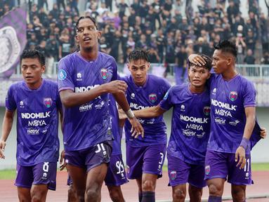 Para pemain Persita Tangerang merayakan keberhasilan Pendekar Cisadane selamat dari degradasi. (Bola.com/M Iqbal Ichsan)
