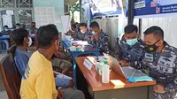 Serbuan Vaksin Covid-19 Masyarakat Maritim Lanal Mamuju di Kelurahan Simboro (Liputan6.com/Abdul Rajab Umar)