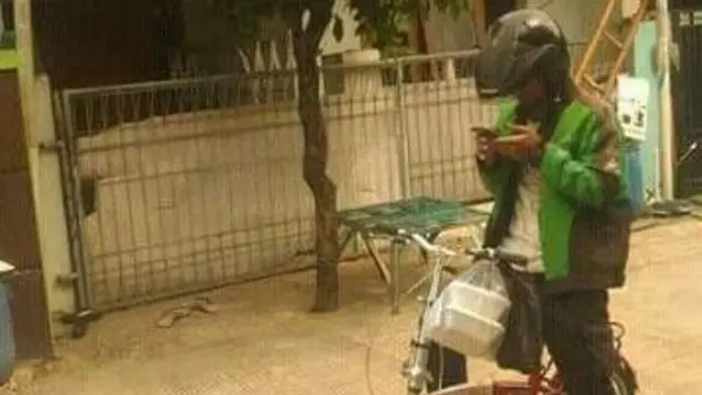 Kisah di balik driver ojek online kerja pakai sepeda ini bikin haru (foto: Twitter/@qitmr)