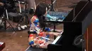 Raisa berlatih sambil bermain piano jelang konser tungal perdananya "Pemeran Utama", di kawasan Fatmawati, Jakarta, Rabu (20/5/2015). Dalam konser yang akan digelar pada 24 Mei mendatang, Raisa akan membawakan 22 lagu. (Liputan6.com/Panji Diksana)