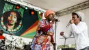 Grup musik Word, Sound and Power tampil saat memperingati ulang tahun Bob Marley dalam One Love Festival and Rasta Fair di North Beach Amphitheatre, Durban, Afrika Selatan, Minggu (3/2). (RAJESH JANTILAL/AFP)