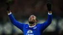 Striker Everton, Romelu Lukaku, melakukan selebrasi usai mencetak gol ke gawang Manchester City di Stadion Goodison Park (15/01/2017). Lukaku kini menjadi top skor sementara liga inggris dengan mengemas 24 gol.  (EPA/Peter Powell)