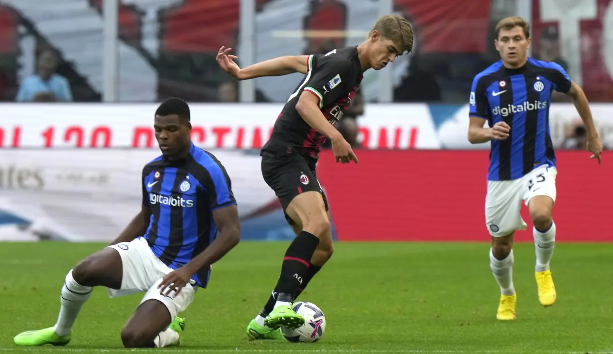 Gelandang AC Milan, Charles De Ketelaere mengontrol bola saat bertanding melawan Inter Milan pada pertandingan lanjutan Liga Serie A Italia di stadion San Siro di Milan, Italia, Sabtu (3/9/2022). AC Milan menang tipis atas Inter Milan 3-2. (AP Photo/Luca Bruno)