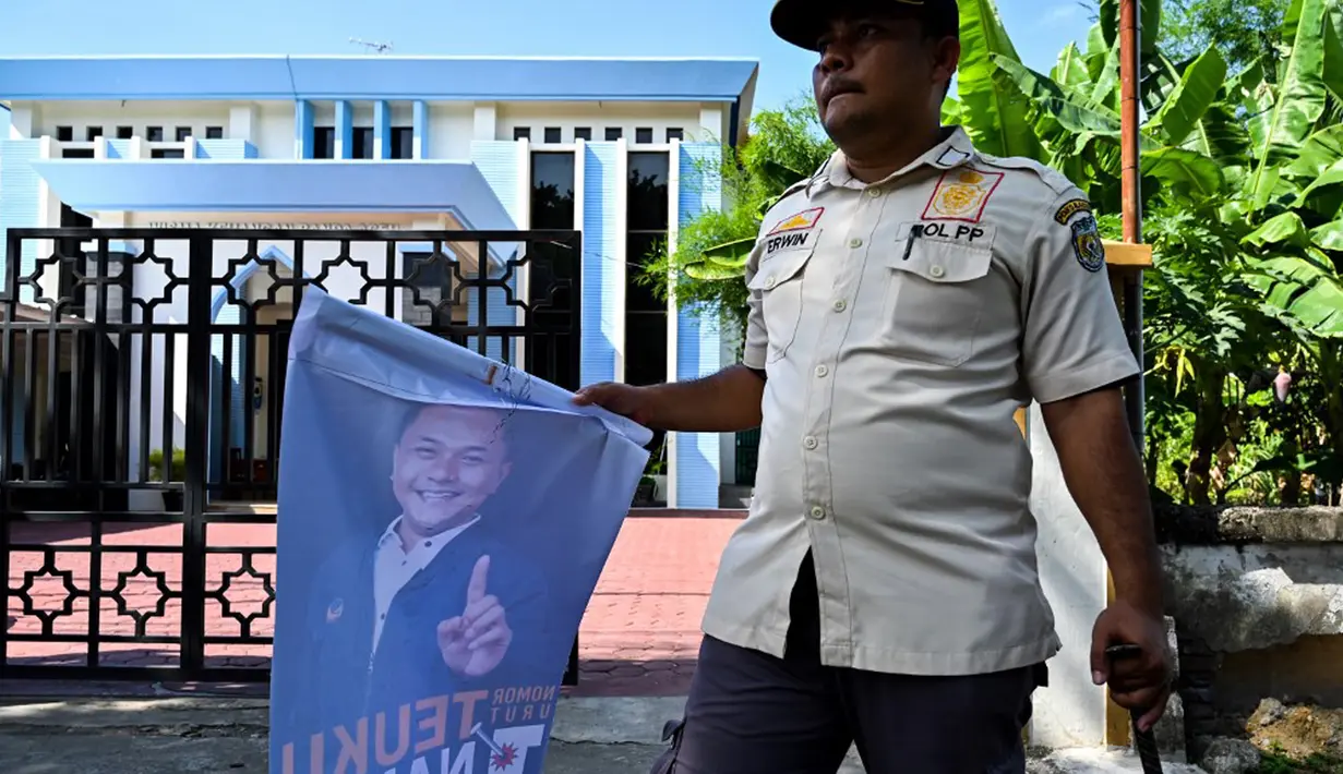APK yang dicopot tersebut banyak terpasang di tempat-tempat terlarang. Di antaranya seperti tiang listrik, pohon, serta fasilitas publik yang tidak sesuai aturan. (CHAIDEER MAHYUDDIN/AFP)