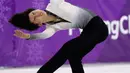 Atlet figure skating dari Korea Selatan, Cha Junhwan melakukan gerakan saat berlaga di final Olimpiade Musim Dingin 2018 di Gangneung Ice Arena, Korea Selatan (17/2). (AP Photo / David J. Phillip)