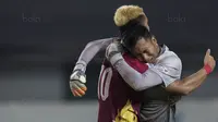 Kiper Bhayangkara FC, Awan Setho, merayakan kemenangan atas Bali United pada laga Liga 1 Indonesia di Stadion Patriot, Bekasi, Jumat (29/9/2017). Bhayangkara menang 3-2 atas Bali. (Bola.com/Vitalis Yogi Trisna)