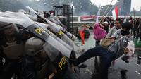 Aksi unjuk rasa yang dilakukan sekelompok massa dan mahasiswa di depan gedung MPR, DPR dan DPD, Jakarta, Kamis (28/8/2025) berlangsung ricuh. (merdeka.com/Arie Basuki)