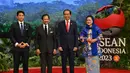 Presiden Indonesia Joko Widodo atau Jokowi (kedua kanan) dan Ibu Negara Iriana (kanan) menyambut Sultan Brunei Darussalam Hassanal Bolkiah (kedua kiri) dan putranya Abdul Mateen (kiri) setibanya mereka pada acara KTT ke-43 ASEAN di Jakarta, Indonesia, Selasa (5/9/2023). (Adek Berry/Pool Photo via AP)