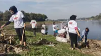 Relawan Buruh Sahabat Ganjar Jabar menggandeng masyarakat RW 07 dan 08 Desa Cimerang menggelar aksi peduli lingkungan yang diimplementasikan dengan membersihkan sungai Citarum tepatnya di Waduk Saguling. (Istimewa)