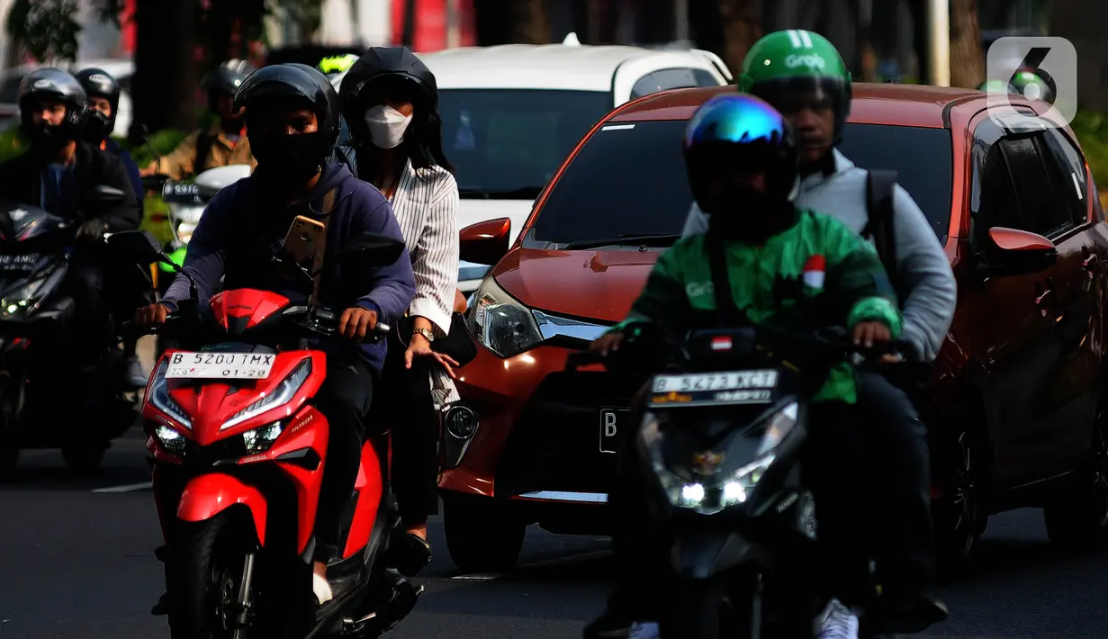 Kondisi lalu lintas saat para pekerja menuju kantor di kawasan Sudirman, Jakarta, Rabu (8/11/2023). (merdeka.com/Imam Buhori)