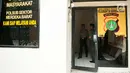 Petugas saat berada di Pos Polisi Subsektor Monas Barat, Gambir, Jakarta, Jumat (26/5). Pengrusakan terjadi pada kamis malam tersebut diduga oknum yang mengaku sebagai aparat. (Liputan6.com/Gempur M Surya)