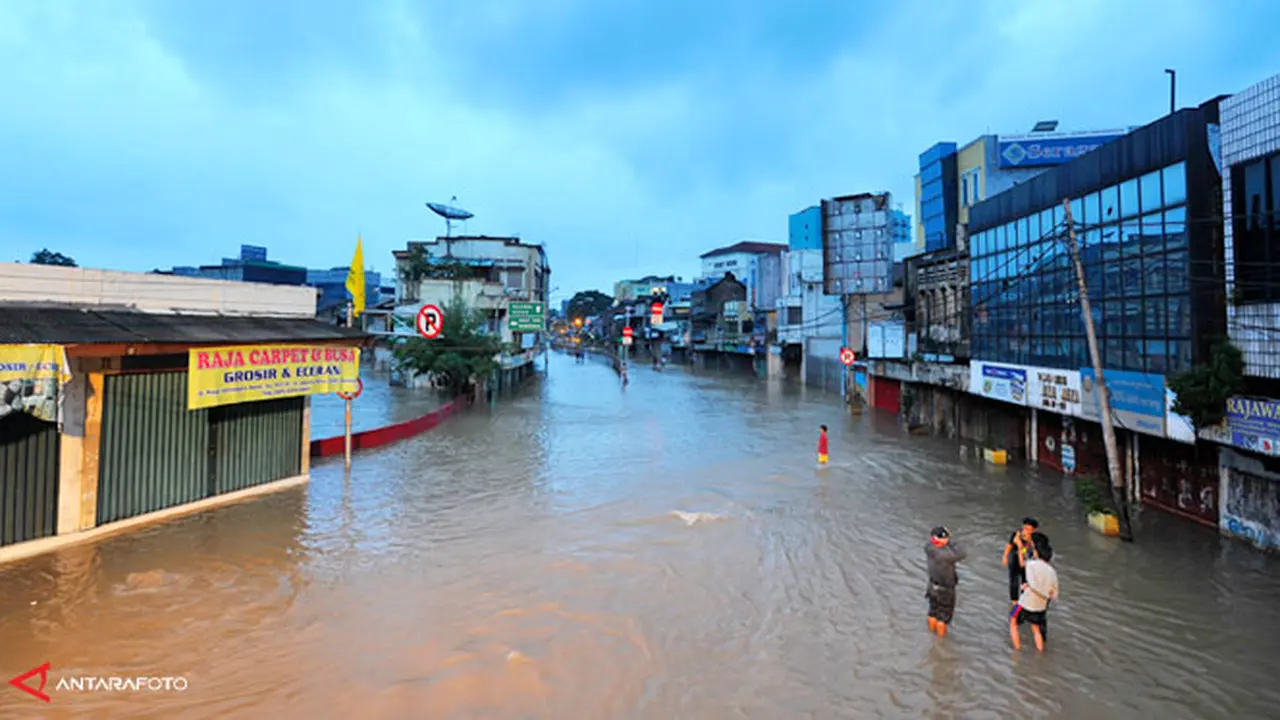 banjir-halangi-distribusi140120b.jpg