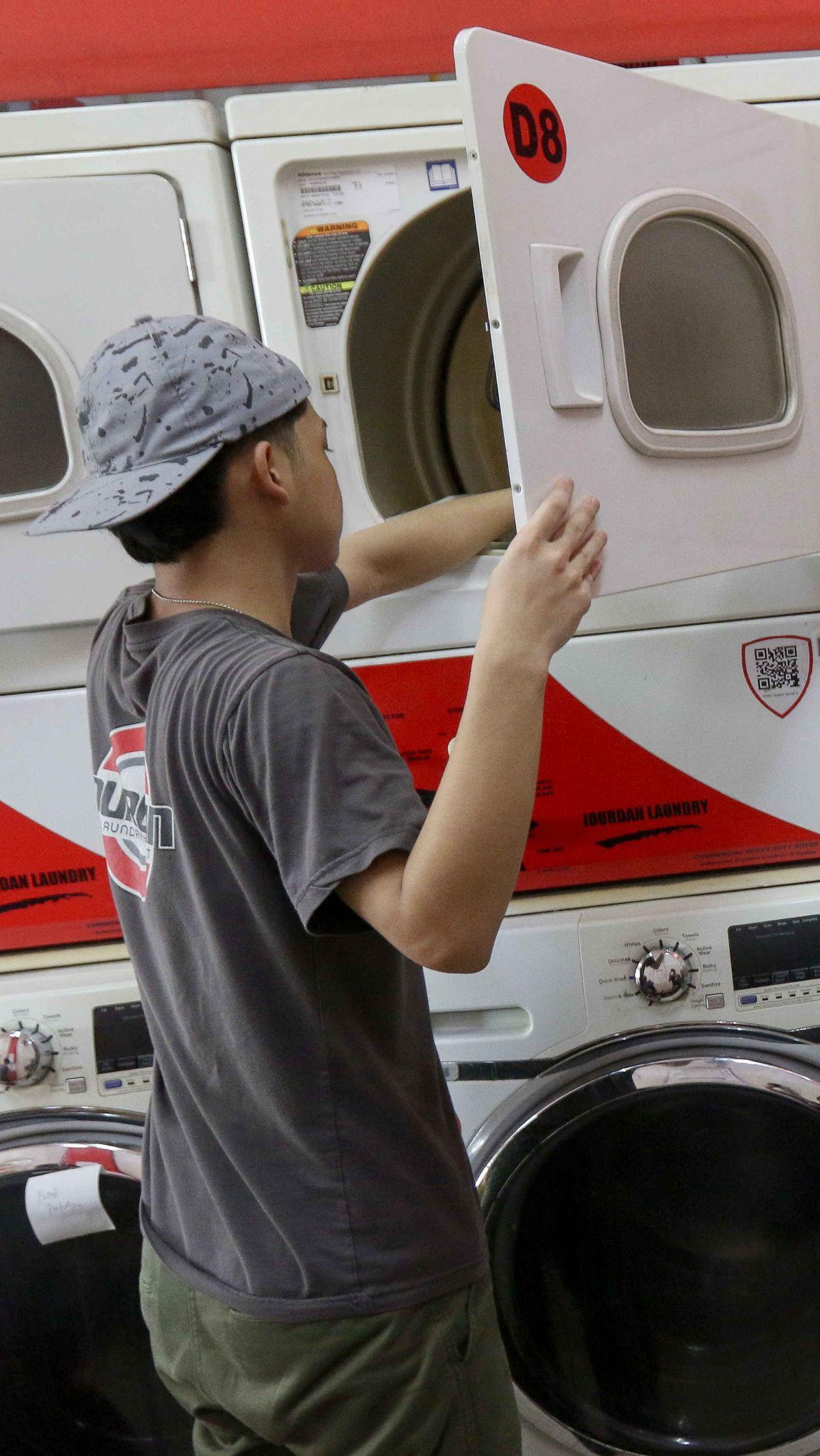 Peningkatan permintaan itu turut dialami sebuah penyedia jasa laundry di kawasan Ampera Raya. Pekerja mengungkapkan bahwa omzet harian mengalami peningkatan hingga dua kali lipat.&nbsp;Liputan6.com/Herman Zakharia