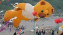 Sebuah layang-layang berbentuk beruang diterbangkan pada Festival Layang-Layang Internasional ke-16 di Baisha Bay, Taipei, Taiwan, 26 September 2015. (AFP PHOTO/Sam Yeh)