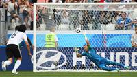 Kiper Mesir Essam El Hadary mementahkan penalti penggawa Arab Saudi Fahad Al-Muwallad pada partai Grup A Piala Dunia 2018 di Volgograd Stadium, Senin (25/6/2018). (AFP/Philippe Desmazes)