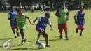 Sejumlah anak bermain bola saat pelatihan singkat di Korem Manokwari Manokwari, Papua Barat, Selasa (16/8). Jelang perayaan HUT RI ke-71, PT Pertamina mengadakan pelatihan singkat dan laga trofeo di Manokwari. (Liputan6.com/Helmi Fithriansyah)