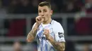 Pemain Everton, Lucas Digne, melakukan selebrasi usai membobol gawang Burnley pada laga Premier League di Stadion King Power, Rabu (26/12). (AP/Dave Thompson)