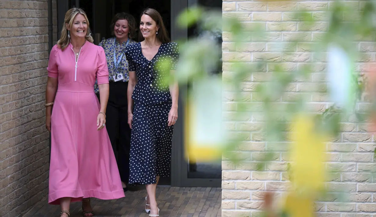 <p>Kate Middleton melengkapi penampilannya dengan sepatu cap-toe slingback pumps berwarna putih, juga dari rumah mode mewah tersebut. (Daniel Leal/Pool via AP)</p>