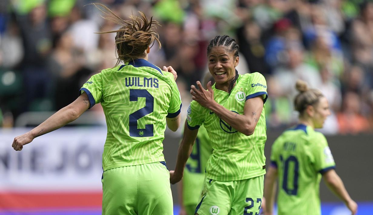 Pemain Wolfsburg, Svendis Jane Jonsdottir (tengah) merayakan gol kedua timnya pada laga leg pertama semifinal Liga Champions Wanita 2022/2023 melawan Arsenal di Volkswagen Arena, Wolfsburg, Jerman, Minggu (23/04/2023). Laga berakhir dengan skor 2-2. (AP Photo/Martin Meissner)