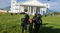 Prajurit TNI Batalyon Raider 112/Dharma Jaya membawa sandera menuju helikopter pada latihan penanggulangan anti teror di Banda Aceh, Sabtu (11/5/2019). Penanggulangan anti teror merupakan bagian dari latihan pemeliharaan prajurit Raider dalam menanggulangi berbagai gangguan. (CHAIDEER MAHYUDDIN/AFP)