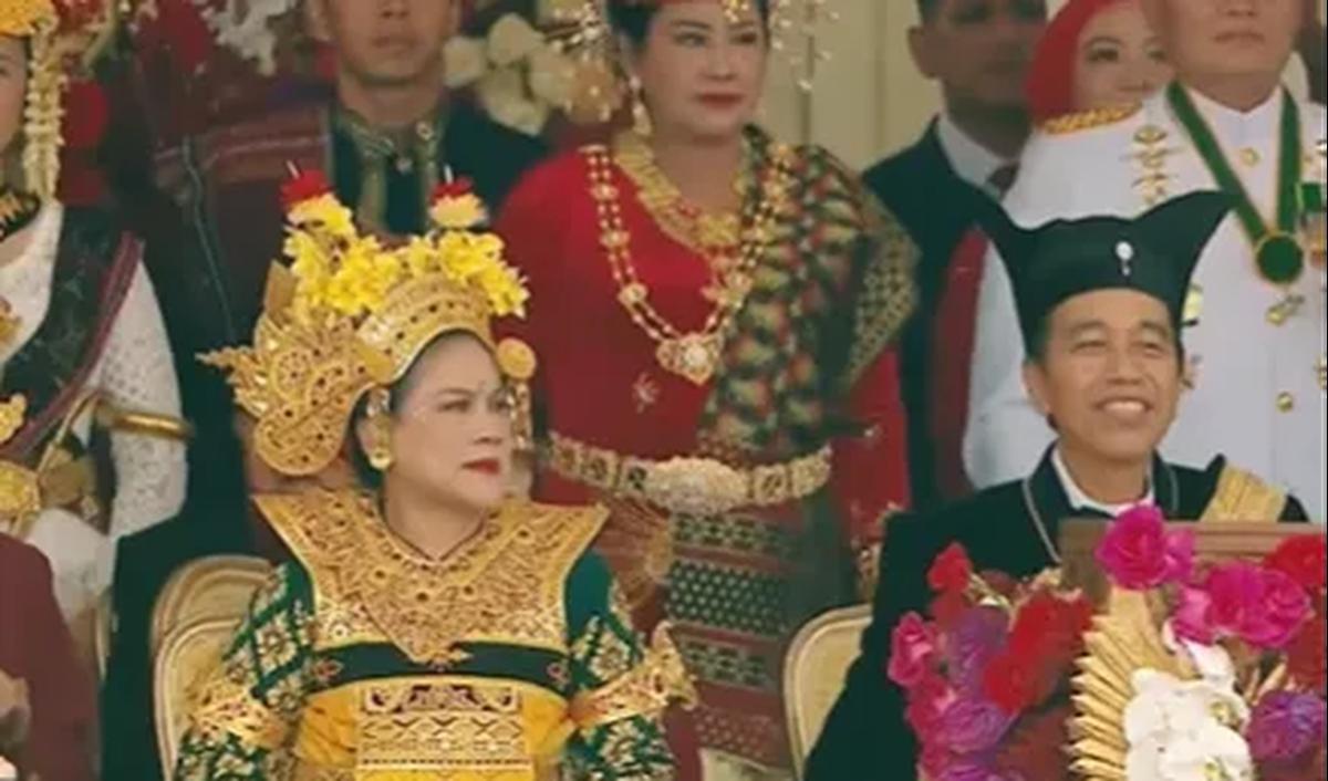 Tak hanya berputar, Helikopter tersebut ikut 'menari' di udara dan diikuti oleh prajurit TNI-Polri yang mengikuti upacara